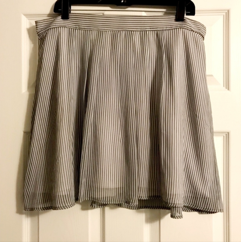 Old Navy Pull-On Skirt Grey White Stripe Women's Medium M Lined Casual Neutral
